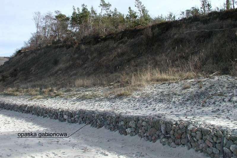 W celu zabezpieczenia obiektów Urząd Morski w Gdyni podjął decyzję wybudowania u podnóża klifu konstrukcji oporowej. Rys. 4. Zabezpieczenie klifu opaską gabionową, km 134,5 (fot. własna, marzec 2003).
