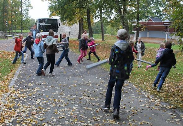 Lk 2 Meie tegemised Õppereis Paidesse 18. septembril käisime kooliga Paides õppereisil Ajakeskuses. Väljas saime mõõkadega võitlust pidada ja siis jaotati meid kaheks rühmaks eesti osa ja vene osa.