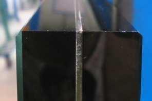 W czasie tego procesu na powierzchni szkła wytwarzane są naprężenia ściskające, a we wnętrzu równoważące je naprężenia rozciągające. www.guardian-czestochowa.