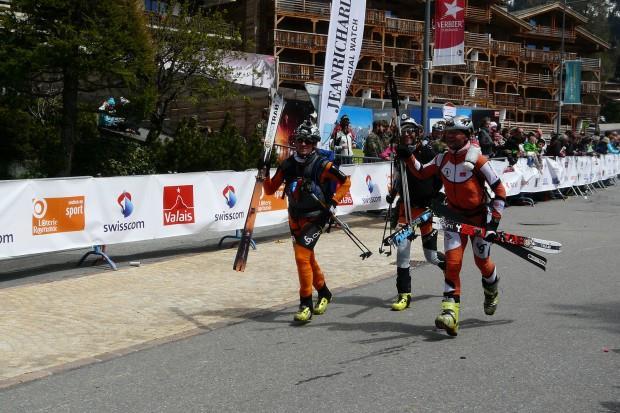 W Arolli zagęszczenie startujących wzrosło dwukrotnie. Po podejściu pod Col de Riedmatten (2919 m n.p.m.) staliśmy w kolejce do przełęczy prawie 1,5 godziny.