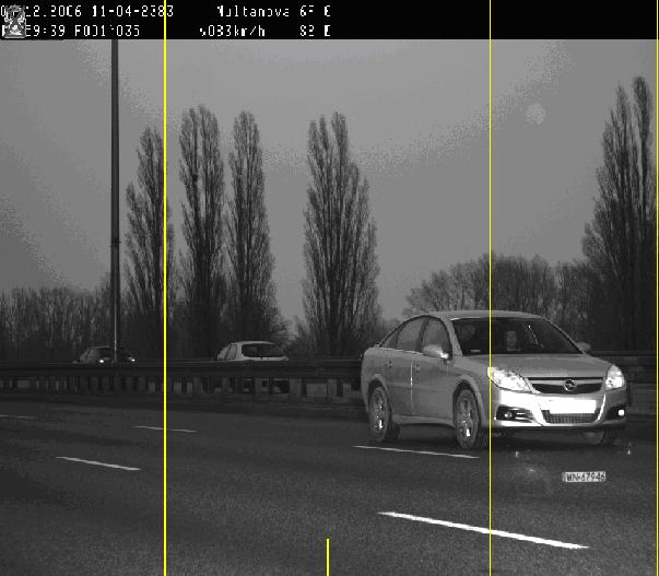 Na zdjęciu znajduje się tylko jeden pojazd, prędkość została wskazana przez urządzenie. Zdjęcie jest poprawne.potwierdza to również widoczny szablon w przestrzeni którego jest tylko jeden pojazd.