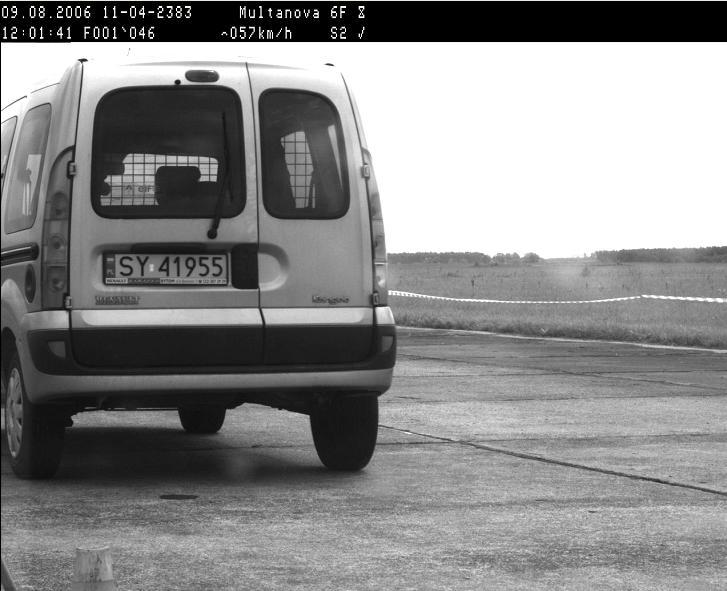 Jeżeli weryfikacja i kontrola nie potwierdzą prawidłowych pomiarów po przejechaniu pierwszego odcinka, na zdjęciu będą naniesione znaki anulacji ( v --km/h ). Pojazdy odjeżdżające.