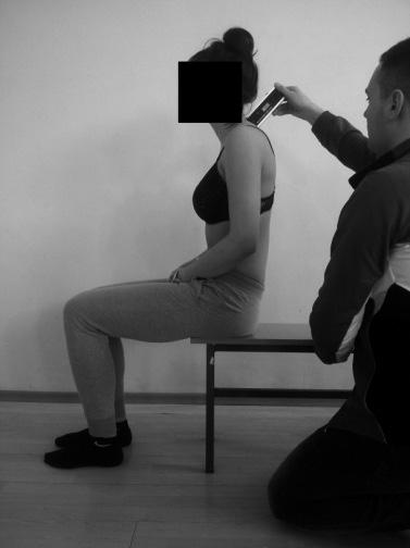 Measurement of thoracic kyphosis in a sitting position [the authors own material] części kifozy piersiowej kręgosłupa zmierzono od przejścia piersiowo-lędźwiowego (Th12-L1), gdzie inklinometr został