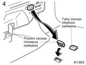 Przywracajàc normalne po o enie tylnego siedzenia nale y umieêciç pasy mocujàce z powrotem w ich kieszeniach, uk adajàc je w kierunku pokazanym na rysunku. 4.