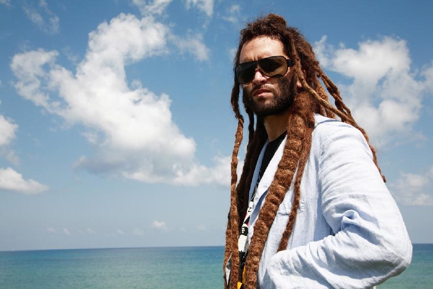 ALBOROSIE /JAM/ Alberto Dascola aka Albarosie urodził się 31 lat temu na Sycylii. Jest muzykiem oraz producentem.