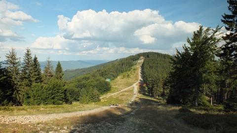 lowniczość zachęca do postoju, co na pewno warto uczynić przed dalszą drogą. Na pierwszym 