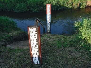 Fot. 31. Wodowskazy w Gorzowie Śląskim, rzeka Prosna, z oznaczonymi zakresami stanów ostrzegawczych (kolor niebieski) i alarmowych (kolor czerwony); fot.