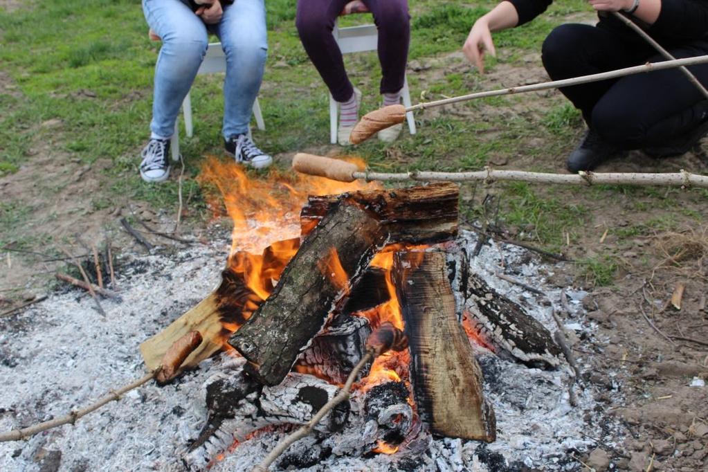 Ker smo imeli še nekaj časa smo se odpravili na sladoled, ki pa smo ga zaradi naše slave po radiu dobili zastonj. Jaz sem skupaj z Evo, Polono in Kajo.