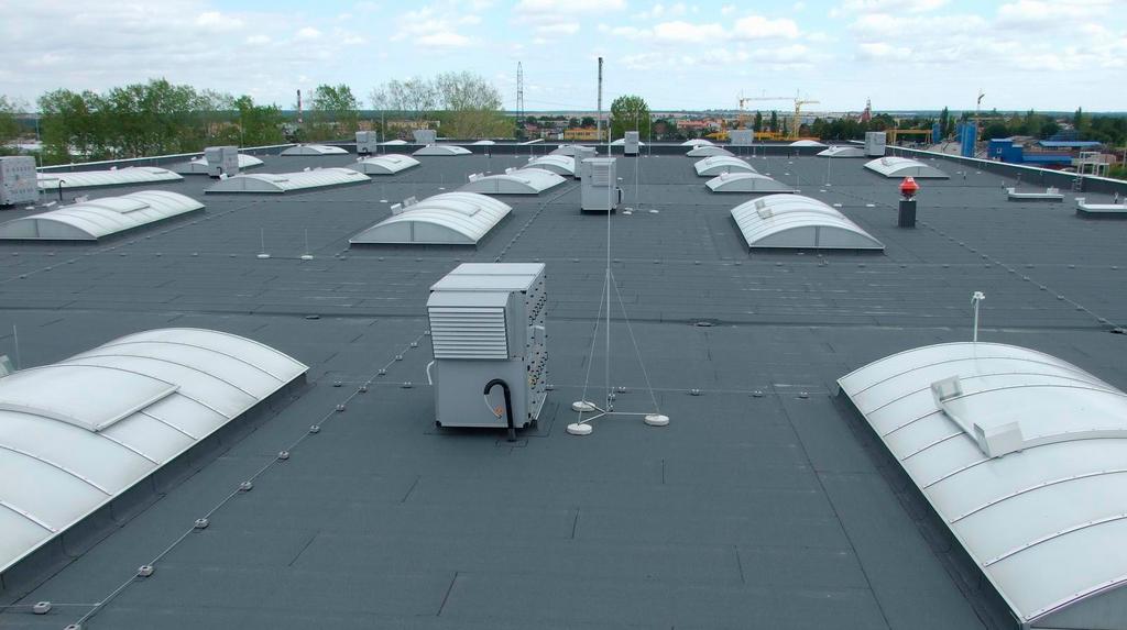 1. Wstęp Dach płaski jest od pewnego czasu, znakiem rozpoznawczym nowoczesnego budownictwa. Przez dach migruje najwięcej, bo około 30% ciepła.