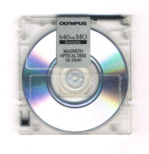 Nośniki magnetooptyczne (MO) pojemności: 5,2 GB, 9,1 GB dysk z danymi jest umieszczony w specjalnej kasecie co pozwala na wydłużenia okresu