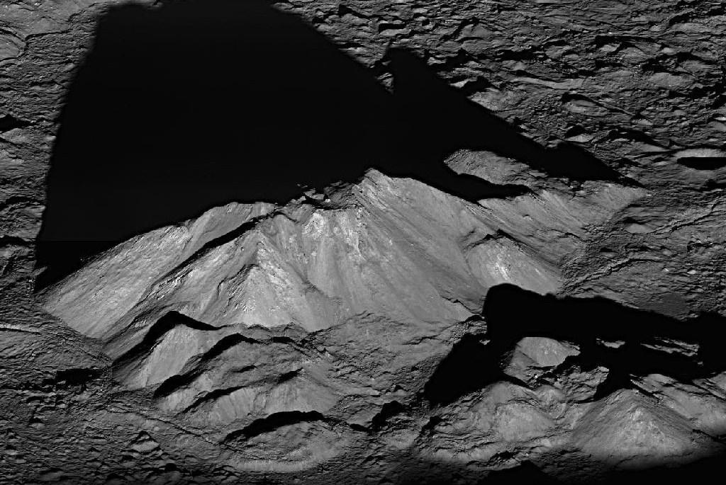 Wnętrze krateru Tycho sfotografowana przez sondęsatelitę Księżyca Lunar Reconnaissance Orbiter.