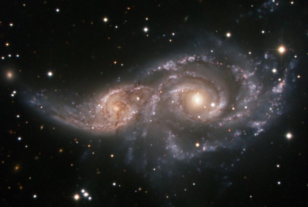 NGC 2207 w Wielkiej Niedźwiedzicy znajduje się w odległości 150 mln ly i zderza się z IC 2163 Źródło: ESO LISTOPAD 2012 Pn Wt Śr Cz Pt So N 1 2 3 4 9 10 11 5 6 7 12 13 M 14 15 16 17 18 20 21 22 23 24