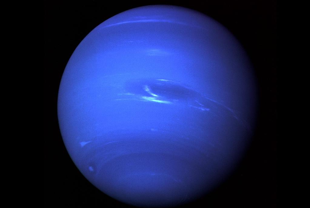 Neptun sfotografowany przez sondę Voyager. Na tej planecie wieją najsilniejsze tornada. Na zdjęciu widać znajomą z Saturna Wielką Plamę.