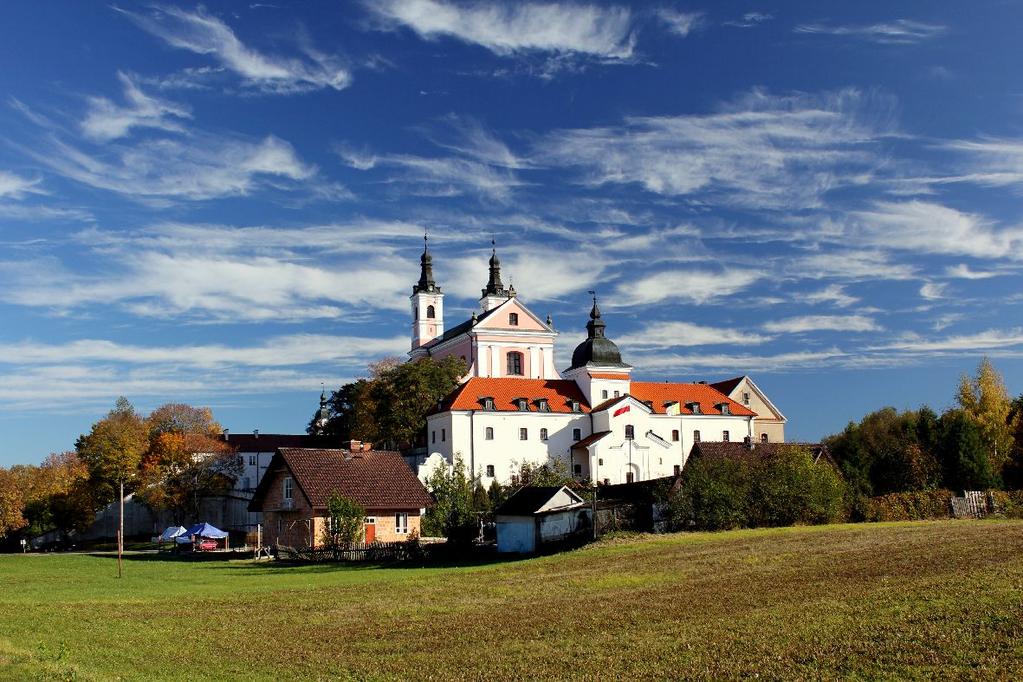 W latach 1694-1745 Kameduli odbudowali duży zespół klasztorny z kościołem i budynkami gospodarczymi z materiału ogniotrwałego - z cegły, najprawdopodobniej według projektu architektonicznego