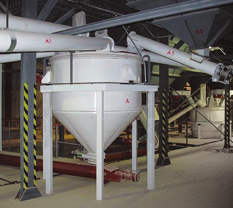 Podstawowe komponenty do produkcji mieszanek pasz są składowane bezpośrednio w silosach (ewentualnie luźno na podłodze ze zmechanizowanym załadunkiem do urządzeń ważących).