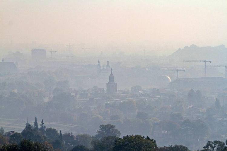 Kumulują się one tuż nad powierzchnią ziemi, a ich duże stężenie jest zagrożeniem dla zdrowia i życia ludzi. Smog SMOG SIARKOWY (LONDYŃSKI) powstaje w klimacie umiarkowanym w jesienią i zimą.