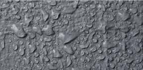 Przy utrzymującym się deszczu płaszcz wodny spływa po filarkach okiennych, doprowadzając do wystąpienia przebarwień na większych fragmentach elewacji strefa podokienna jest nadal chroniona przez