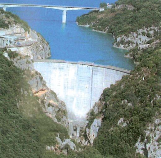 Betonowa zapora łukowa (Dams and The World Water 2007) pory i zbiorniki wodne są niezbędnym elementem infrastruktury tworzonej przez człowieka.