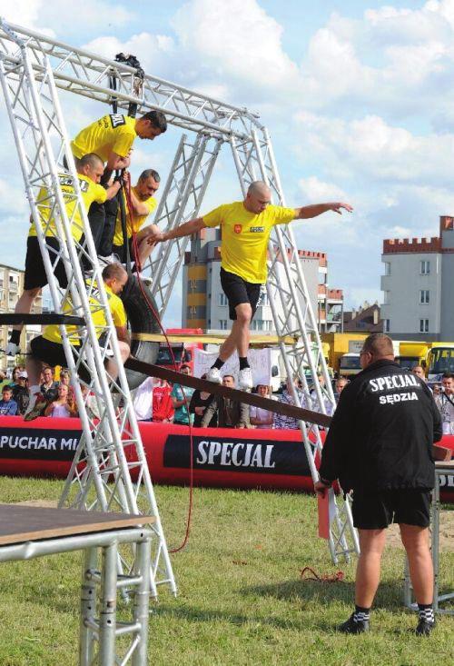 2. PRZEPRAWA Zadaniem uczestników jest przedostanie się z pomostu A na pomost B. Pomosty oddalone są od siebie o ok. 8 m. Podczas przeprawy zawodnicy nie mogą dotykać ziemi.