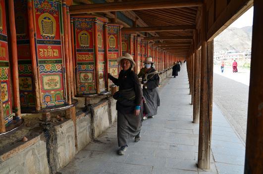 Rano przyjeżdżamy pociągiem do Lanzhou - stolicy prowincji Gansu. Stamtąd, po śniadaniu, udajemy się autobusem do jednego z najważniejszych miast obszaru kulturowego Tybetu Xiahe (czyt. Siahe).
