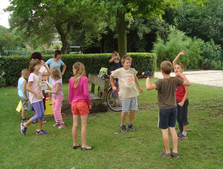 Podwórze szkolne jest podzielone na różne strefy: sportu, zabaw i wypoczynku.