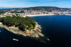 Możesz spędzić czas nad Oceanem w przepięknym miasteczku Sanxenxo. Jest to mała, bardzo popularna miejscowość położona 80km na południe od Santiago.