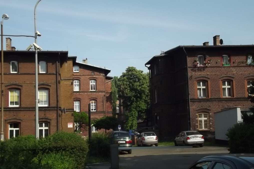 Były to jednopiętrowe budynki z mieszkalnym poddaszem, które później uzupełniano dwu lub trzypiętrowymi familokami.