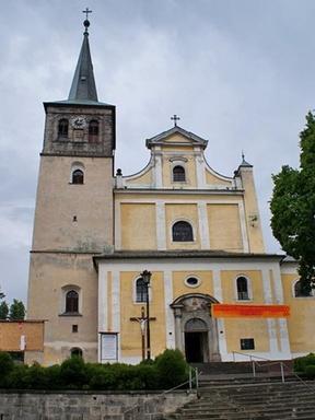 górnej części rynku, pod jaworami, stoi barokowa maryjna kolumna postawiona w 1725 r.