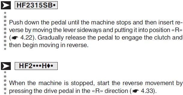 Ustaw dźwignię prędkości silnika między pozycją <<SLOW>> i <<FAST>>, a dźwignię zmiany biegów w 1-szym położeniu ( 4.22). Wciśnij pedał i wyłącz hamulec postojowy.