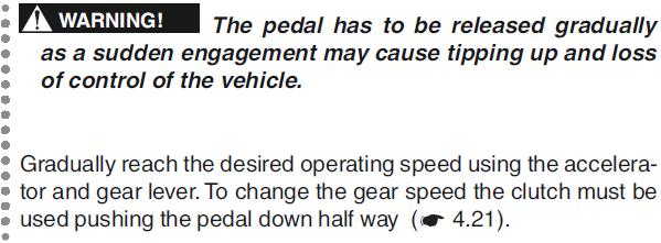 21). Ustaw dźwignię prędkości obrotowej silnika pomiędzy położeniem <<SLOW>>, a <<FAST>>. Wyłącz hamulec postojowy i zwolnij pedał hamulca ( 4.31). Wciśnij pedał jazdy do przodu ( 4.