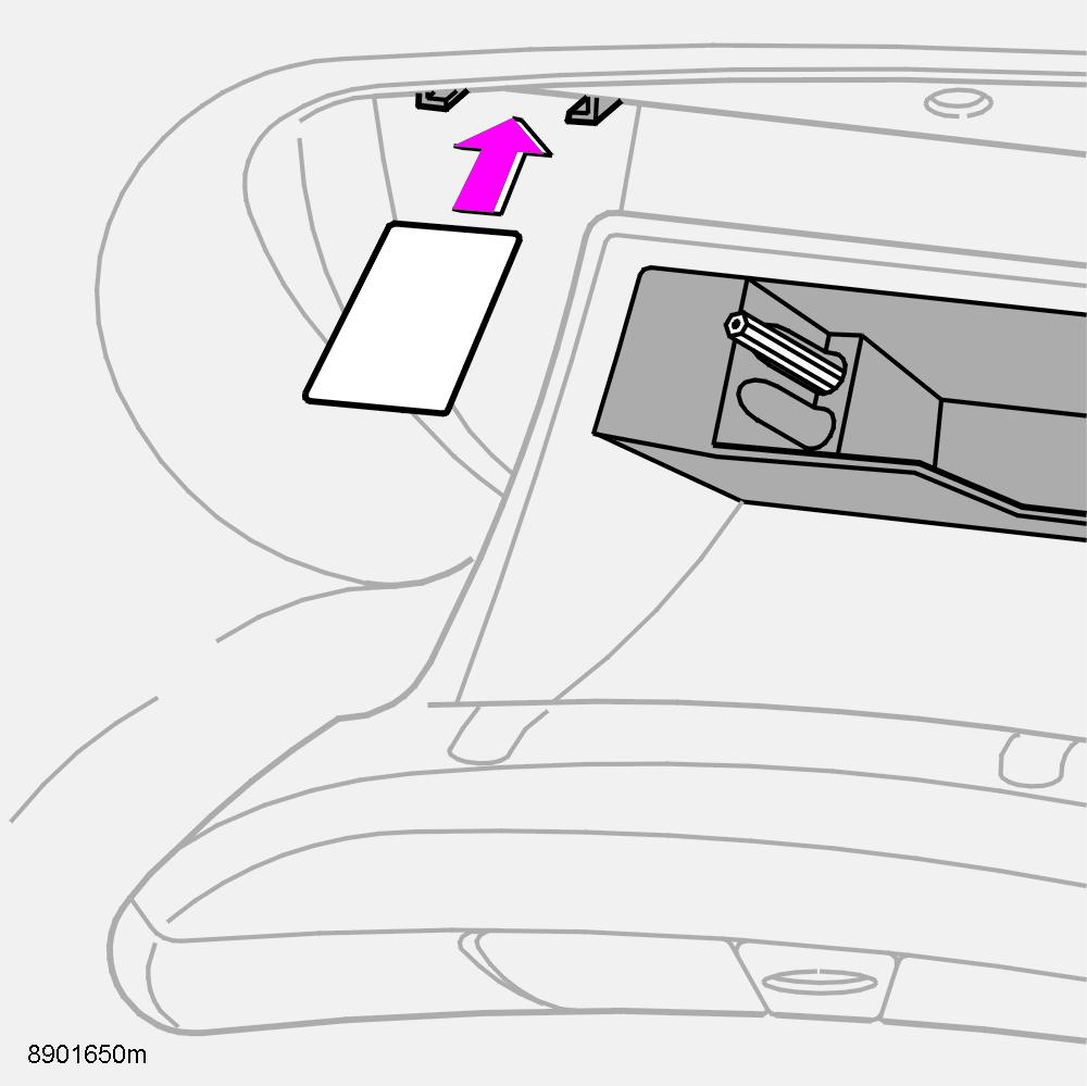 Uchwyt na kubki w tylnej części środkowej konsoli (wyposażenie opcjonalne) Uchwyt ten dostępny jest jako wyposażenie opcjonalne w wersji XC70 z 3-częściowym tylnym siedzeniem.