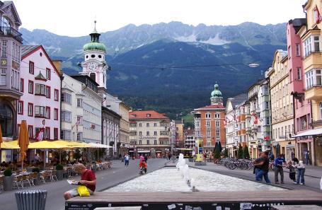 Zwiedzanie pięknego alpejskiego miasta - stolicy Tyrolu, położonego nad rzeką Inn w otoczeniu górskich szczytów. Spacer po zabytkowym średniowiecznym centrum.