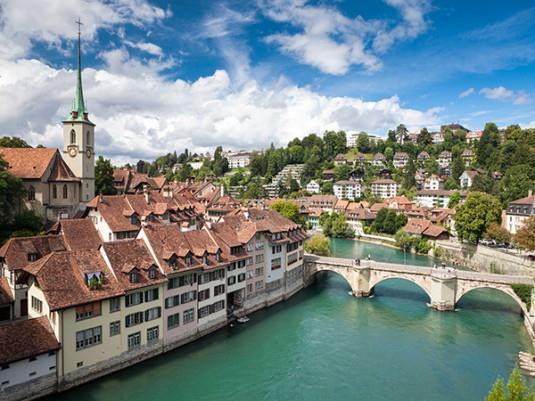 Zwiedzanie starego miasta leżącego nad brzegiem rzeki Limmat: piękne mieszczańskie kamieniczki, pasaże handlowe, kręte uliczki, liczne fontanny, elegancka