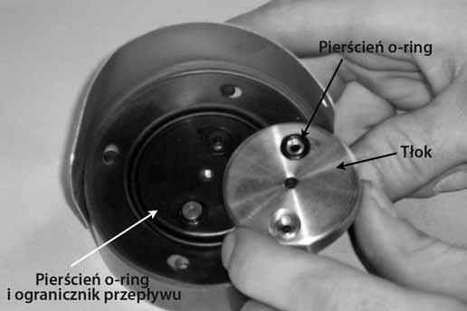 6. Wyjąć tłok, dwa pierścienie o-ring, ogranicznik przepływu i membranę.