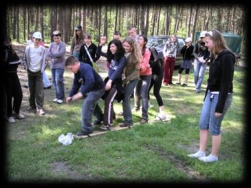 Siatka tekili - wesoła konkurencja przeznaczona dla osób dorosłych polegająca na pokonaniu sieci przez dwa 6 osobowe zespoły - Walka kogutów konkurencja polega na przeciąganiu sie dwóch osób - Rura -