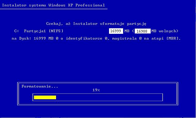 Instalator systemu Windows XP czyści i formatuje twardy dysk oraz kopiuje pliki instalacyjne z płyty CD. Proces powinien trwać pomiędzy 20 a 30 minut.