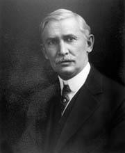 Harrington Emerson (1853 1931) Jego zdaniem, wydajność uzależniona jest przede wszystkim od wprowadzenia odpowiednich standardów wykonania oraz właściwej organizacji pracy.