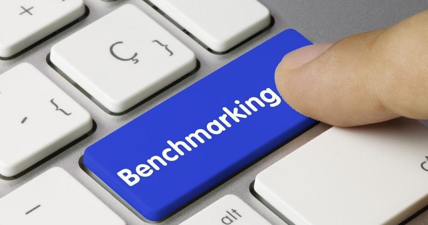 Benchmarking Benchmarking to metoda porównywania własnych rozwiązań biznesowych z najlepszymi (wzorcowymi) firmami po to, aby ulepszać i doskonalić swoją organizację poprzez uczenie się od innych i
