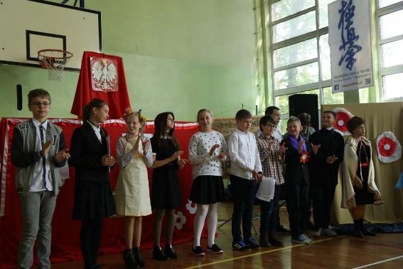 Apel z okazji 3 maja W naszej szkole w tym dniu odbył się warty podziwu apel z okazji uchwalenia Konstytucji w Polsce. Przedstawienie zostało zorganizowane przez panią Annę Wtorek.