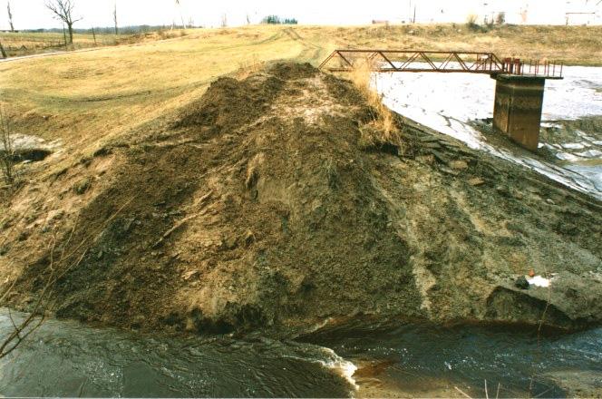 Eksploatacyjne zagrożenia stateczności Tabela 1. Zniszczenia małych budowli piętrzących w Polsce odnotowane w okresie 1977 2001 