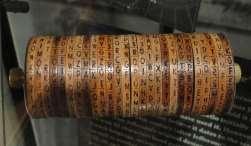 3.4 Cylinder Jeffersona (źródło: https://commons.wikimedia.org/wiki/file:jefferson_cylinder_cipher_(replica)_-_national_cryptologic_museum_-_dsc07717.