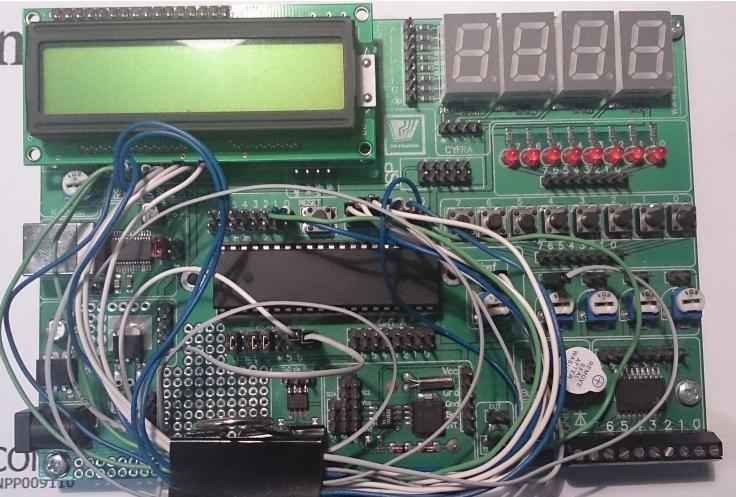 Uczeń zdobywa obycie z elementami elektronicznymi. Pozwala to na zrealizowanie prostych projektów we własnym zakresie, jak np.