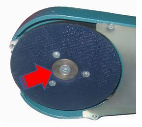 Sprawdź, czy tarcza szlifierska z rzepem jest czysta, a następnie załóż na nią nową tarczę ścierną o średnicy 150 mm. 5.