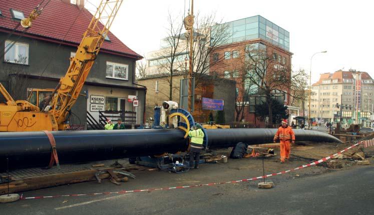 2. Relining długi (sliplining) rurą ciśnieniową PEHD WehoPipe Technologia ta polega na wciągnięciu rury PEHD o średnicy zewnętrznej mniejszej od rzeczywistej średnicy wewnętrznej starego przewodu, z