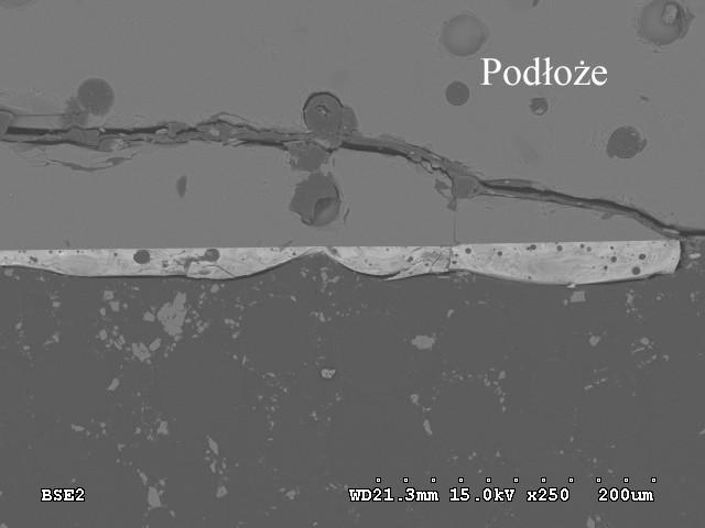 Zauważyć natomiast można wpływ składu chemicznego i grubości warstw na pojawianie się pęknięć w warstwie. W powłoce nr 1 z rysunku 24 nie zaobserwowano pęknięć. Powłoka ma grubość średnią 8μm.