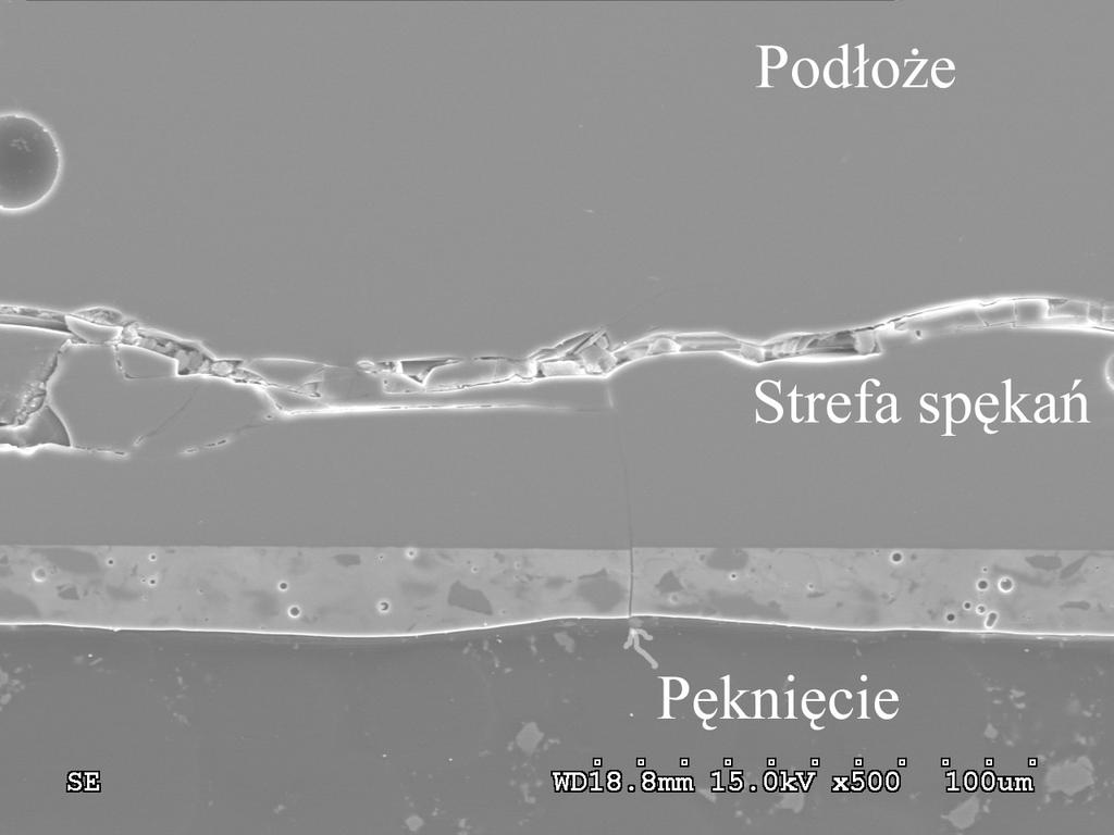 Widoczne są pory w powłoce i niejednorodności składu chemicznego. Rysunek 26. Warstwa szkliwa z dodatkami kobaltu, cynku i sodu.