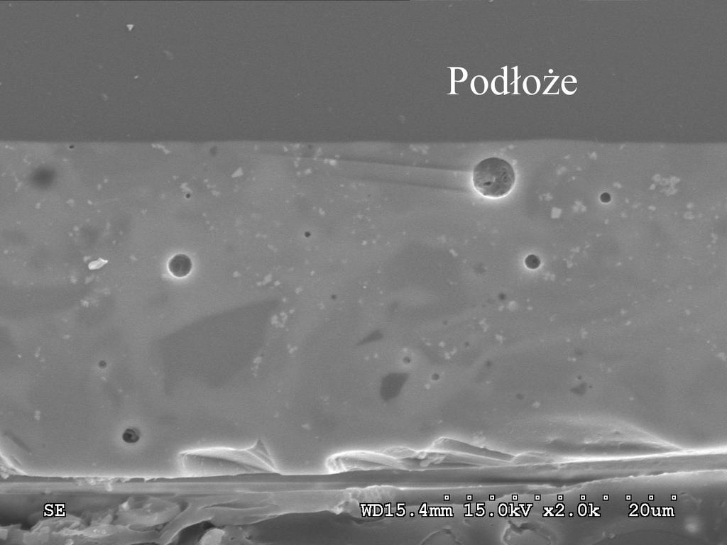 w szkliwie bazowym. Grubość średnia warstwy wynosi 21μm. Widoczne są niejednorodności składu chemicznego. Rysunek 27.