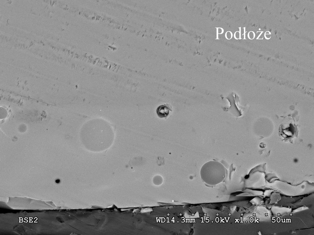 Kontrast BSE W powłoce nr 7 przedstawionej na rysunku 30 zaobserwowano pęknięcia rozchodzące się od powierzchni i propagujące tylko w