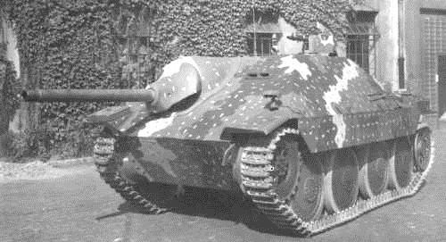 10 M. Magier Fot. 3. Niszczyciel czołgów Jagdpancer 38(t) Hetzer (z lewej) oraz samobieżne działo przeciwlotnicze Flakpanzer 38(t)Gepard (z prawej) (fot. wikipedia.org) Photo 3.
