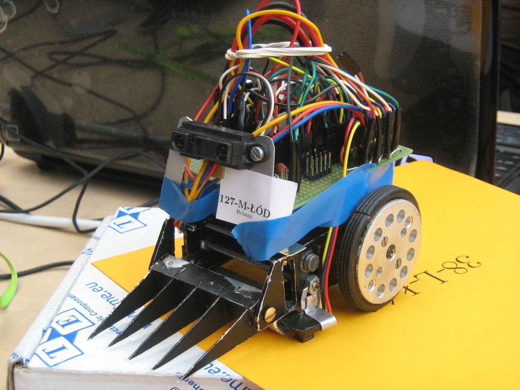 1 Opis projektu. Celem projektu było zbudowanie robota mobilnego klasy mini sumo. Zakładanym przez nas terminem ukończenia projektu była data zawodów turnieju Robotic Arena 2009, czyli 28.